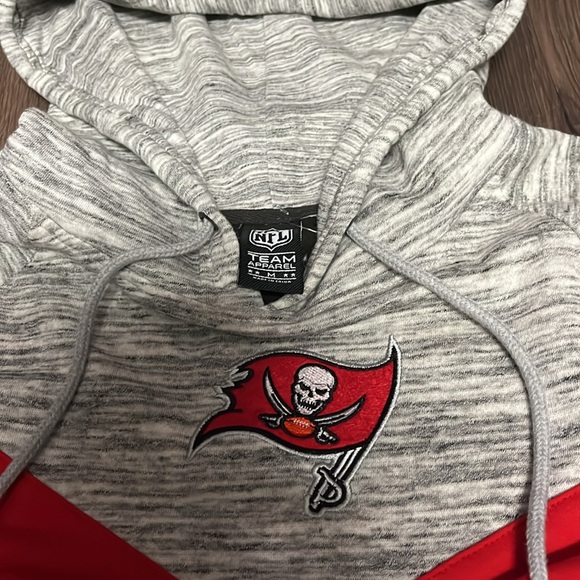 🏈 NWT 🏈 Tampa Bay Buccaneers hoodie - medium - Picture 3 of 4